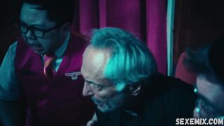 Мэдди МакГуайр, Коррин Эванс сексуальная, лесбийская сцена в фильме «Изгнание дьявола на высоте 60 000 футов»