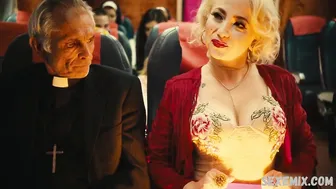 Jin N Tonic показывает нам ее прекрасное декольте, сцена в фильме «Изгнание дьявола на высоте 60 000 футов»