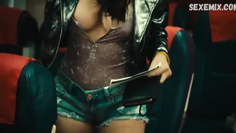 Stefanie Peti seksi, bize güzel göğüs dekoltesini gösteriyor, Exorcism at 60,000 Feet