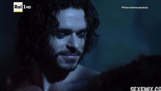 Valentina Belle scena sexy ed erotica in I Medici Maestri di Firenze