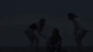 Sophie LaBelle, Caitlin Mehner, Sara Yoko Howard, Syrie Moskowitz çıplak - Süt Yok (2014)