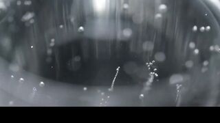 Maitу Guуrin Flight of Life (2013) filmindeki seksi, çıplak sahne