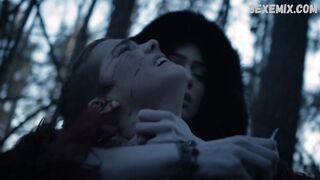 Elise Eberle Arrodillada en el suelo, escena en Salem s01e06 (2014)