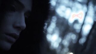 Elise Eberle Arrodillada en el suelo, escena en Salem s01e06 (2014)