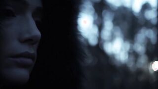 Elise Eberle Arrodillada en el suelo, escena en Salem s01e06 (2014)