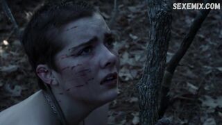 Elise Eberle Arrodillada en el suelo, escena en Salem s01e06 (2014)