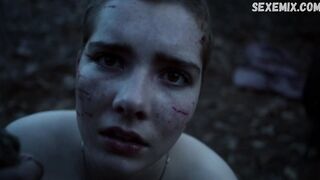 Elise Eberle Arrodillada en el suelo, escena en Salem s01e06 (2014)