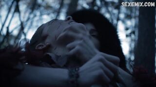 Elise Eberle Arrodillada en el suelo, escena en Salem s01e06 (2014)