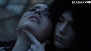 Elise Eberle Arrodillada en el suelo, escena en Salem s01e06 (2014)