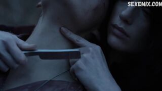 Elise Eberle Arrodillada en el suelo, escena en Salem s01e06 (2014)