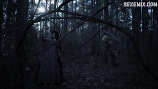 Elise Eberle Arrodillada en el suelo, escena en Salem s01e06 (2014)