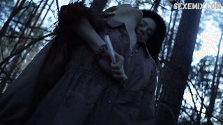 Elise Eberle Arrodillada en el suelo, escena en Salem s01e06 (2014)