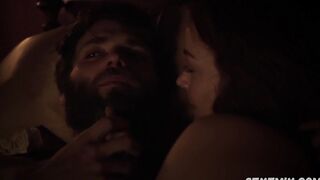 Azure Parsons est nue au lit, scène à Salem