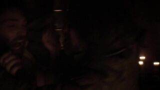 Azure Parsons est nue au lit, scène à Salem