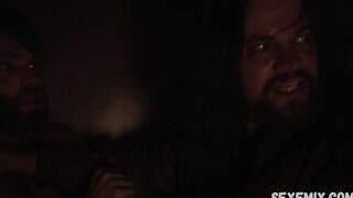 Azure Parsons est nue au lit, scène à Salem