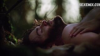 Tamzin Merchant sexy, scène en forêt - Salem 2014