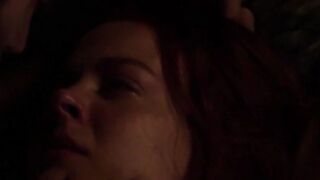 Azure Parsons ci mostra il culo e il sedere, scena in Salem s01e03 (2014)