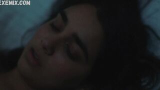 Geraldine Viswanathan sexy, scène de style missionnaire dans Hala (2019)