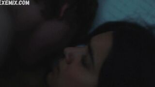 Geraldine Viswanathan sexy, scène de style missionnaire dans Hala (2019)