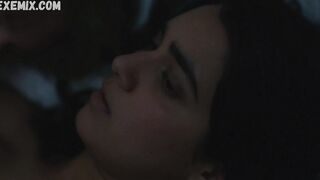 Geraldine Viswanathan sexy, scène de style missionnaire dans Hala (2019)