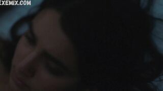 Geraldine Viswanathan sexy, scène de style missionnaire dans Hala (2019)