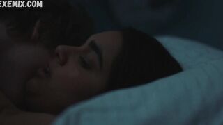 Geraldine Viswanathan sexy, scène de style missionnaire dans Hala (2019)