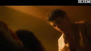 Camille Claris nous montre ses seins de côté - La dernière vie de Simon (2019)