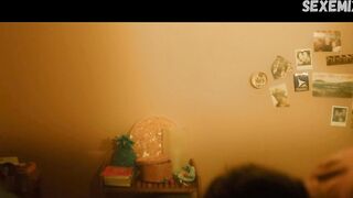 Camille Claris nous montre ses seins de côté - La dernière vie de Simon (2019)