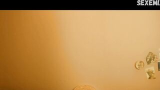 Camille Claris nous montre ses seins de côté - La dernière vie de Simon (2019)