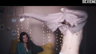 Camille Claris nous montre ses seins de côté - La dernière vie de Simon (2019)