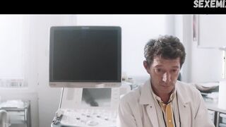 Camille Claris nous montre ses seins de côté - La dernière vie de Simon (2019)