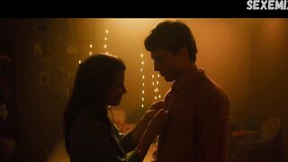 Camille Claris nous montre ses seins de côté - La dernière vie de Simon (2019)