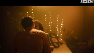 Camille Claris nous montre ses seins de côté - La dernière vie de Simon (2019)