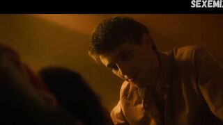 Camille Claris nous montre ses seins de côté - La dernière vie de Simon (2019)