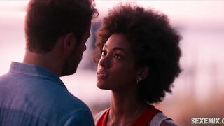 Rebecca Coco Edogamhe sexy, scène sur la plage Summertime s01e05 (2020)