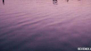 Rebecca Coco Edogamhe sexy, scène sur la plage Summertime s01e05 (2020)