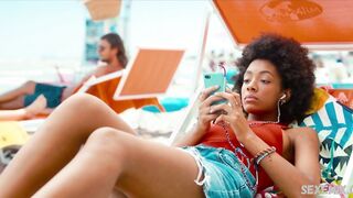 Rebecca Coco Edogamhe sexy, scène sur la plage Summertime s01e05 (2020)