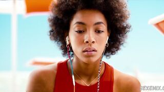 Rebecca Coco Edogamhe sexy, scène sur la plage Summertime s01e05 (2020)