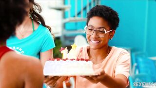 Rebecca Coco Edogamhe sexy, scène sur la plage Summertime s01e05 (2020)