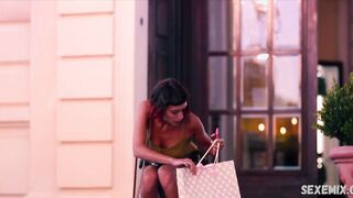 Rebecca Coco Edogamhe sexy, scène sur la plage Summertime s01e05 (2020)