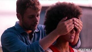 Rebecca Coco Edogamhe sexy, scène sur la plage Summertime s01e05 (2020)