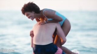 Rebecca Coco Edogamhe seksi beyaz bikinili, Summertime s01e08 (2020) sahnesinde