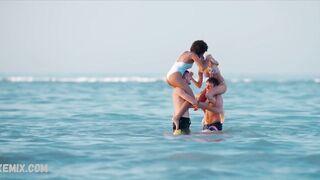 Rebecca Coco Edogamhe seksi beyaz bikinili, Summertime s01e08 (2020) sahnesinde