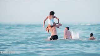 Rebecca Coco Edogamhe seksi beyaz bikinili, Summertime s01e08 (2020) sahnesinde