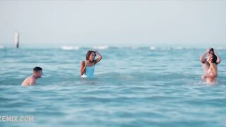 Rebecca Coco Edogamhe seksi beyaz bikinili, Summertime s01e08 (2020) sahnesinde