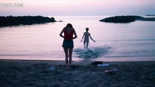 Amanda Campana, Giulia Salvarani lesbica, scena in Summertime (2020)