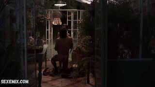 Isabel Burr nue, scène dans La Maison des Fleurs (2020)