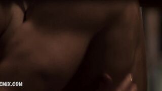 Isabel Burr nue, scène dans La Maison des Fleurs (2020)