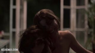 Isabel Burr nue, scène dans La Maison des Fleurs (2020)