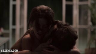 Isabel Burr nue, scène dans La Maison des Fleurs (2020)